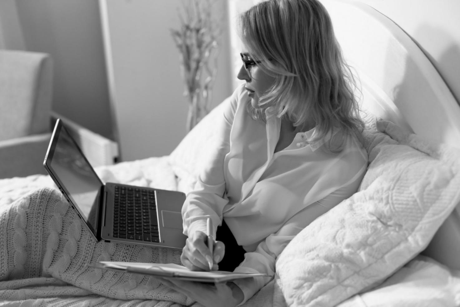 Espacio de trabajo profesional con documentos financieros, gráficos de tendencias y herramientas de planificación presupuestaria